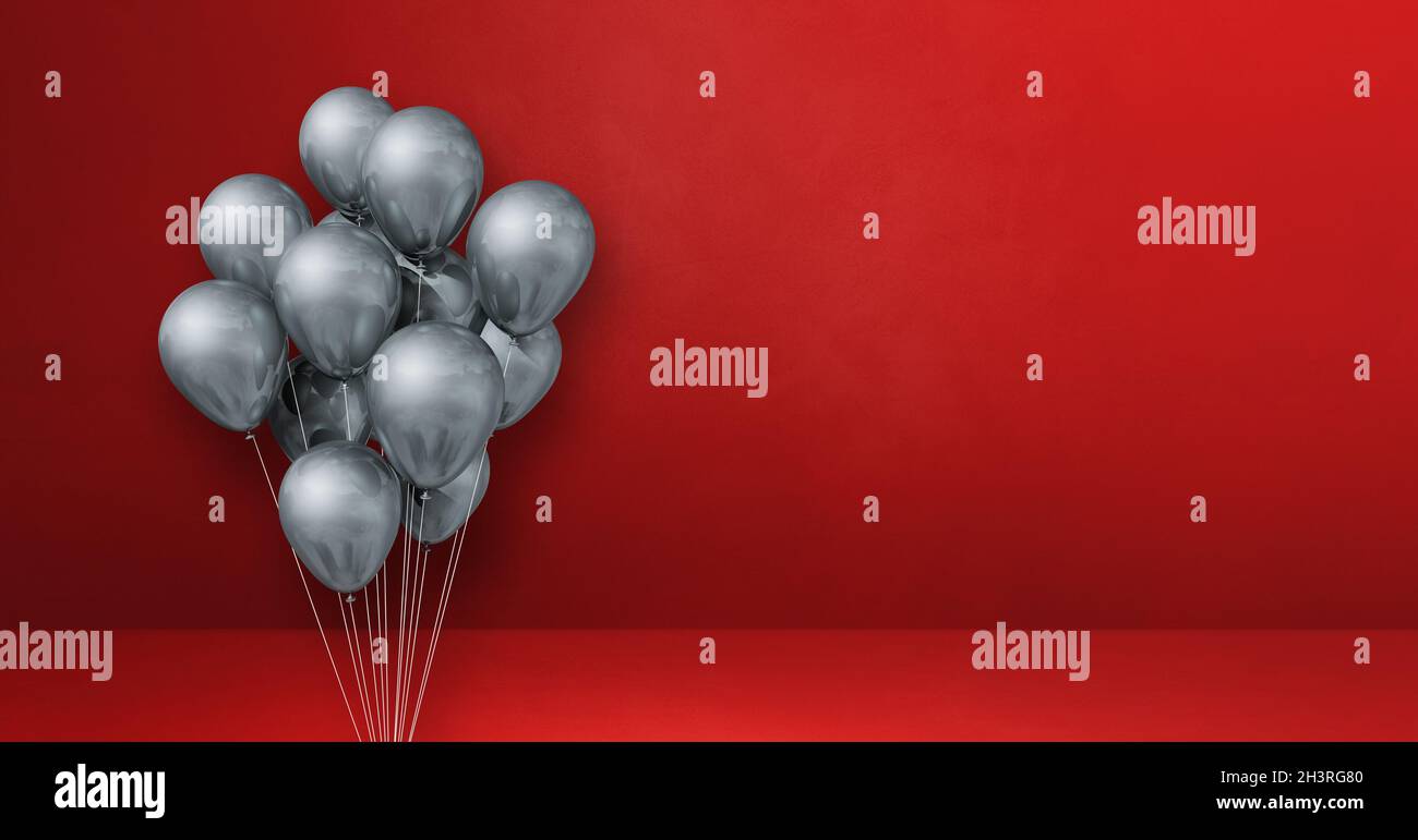 Ballons argentés sur fond de mur rouge.Bannière horizontale. Banque D'Images