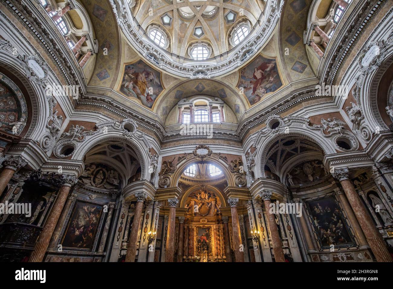 Intérieur baroque ancien avec décoration vintage.Église royale de San Lorenzo (St.Lawrence) à Turin, en Italie Banque D'Images