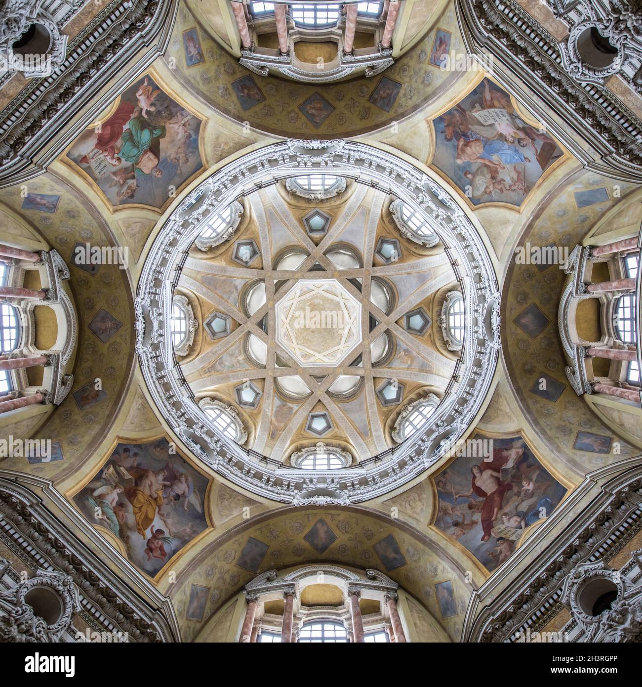 Intérieur baroque ancien avec décoration vintage.Église royale de San Lorenzo (St.Lawrence) à Turin, en Italie Banque D'Images