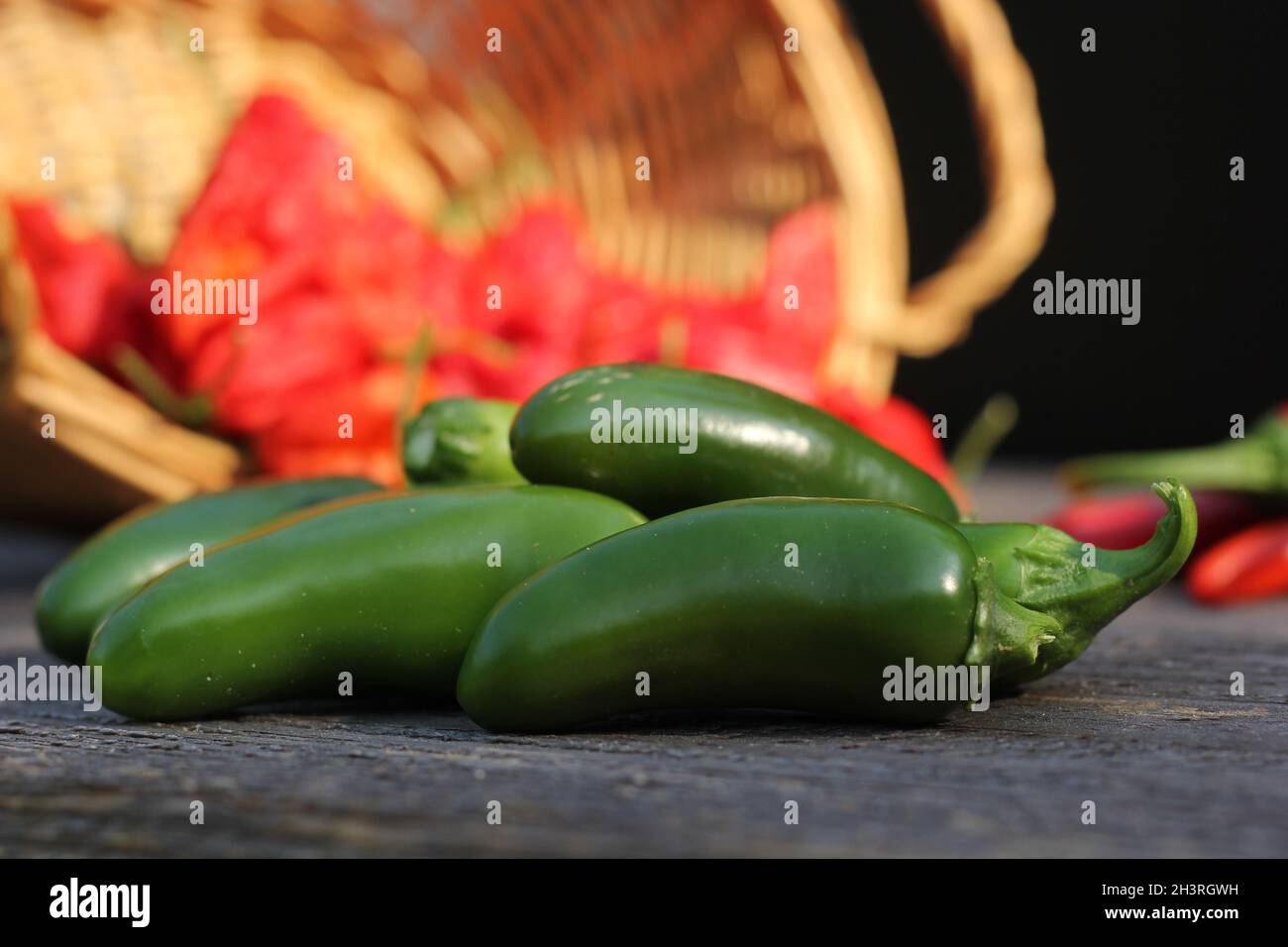 Jalapeno et Cayenne Peppers sur le marché agricole rural Banque D'Images