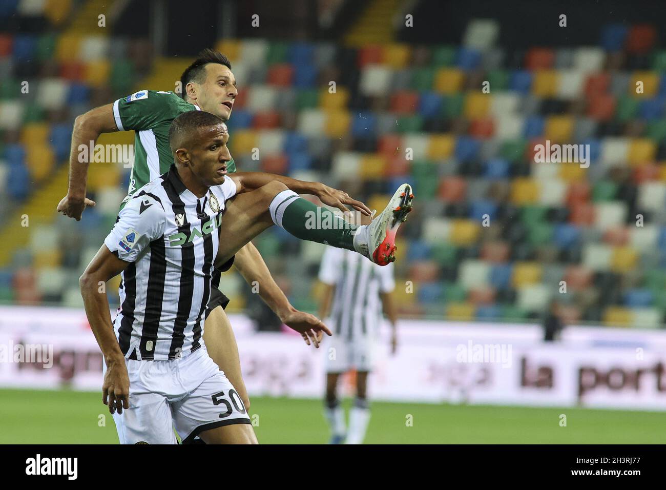 Udine, Italie.27 octobre 2021.9 Nikola Kalinic -Verona et 50 Rodrigo Nascimento Becao -Udinese pendant Udinese Calcio vs Hellas Verona FC, football italien série A match in Udine, Italie, octobre 27 2021 crédit: Agence de photo indépendante/Alamy Live News Banque D'Images