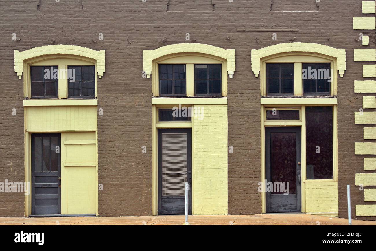 Gros plan du bâtiment détail mur de briques et fenêtres Banque D'Images