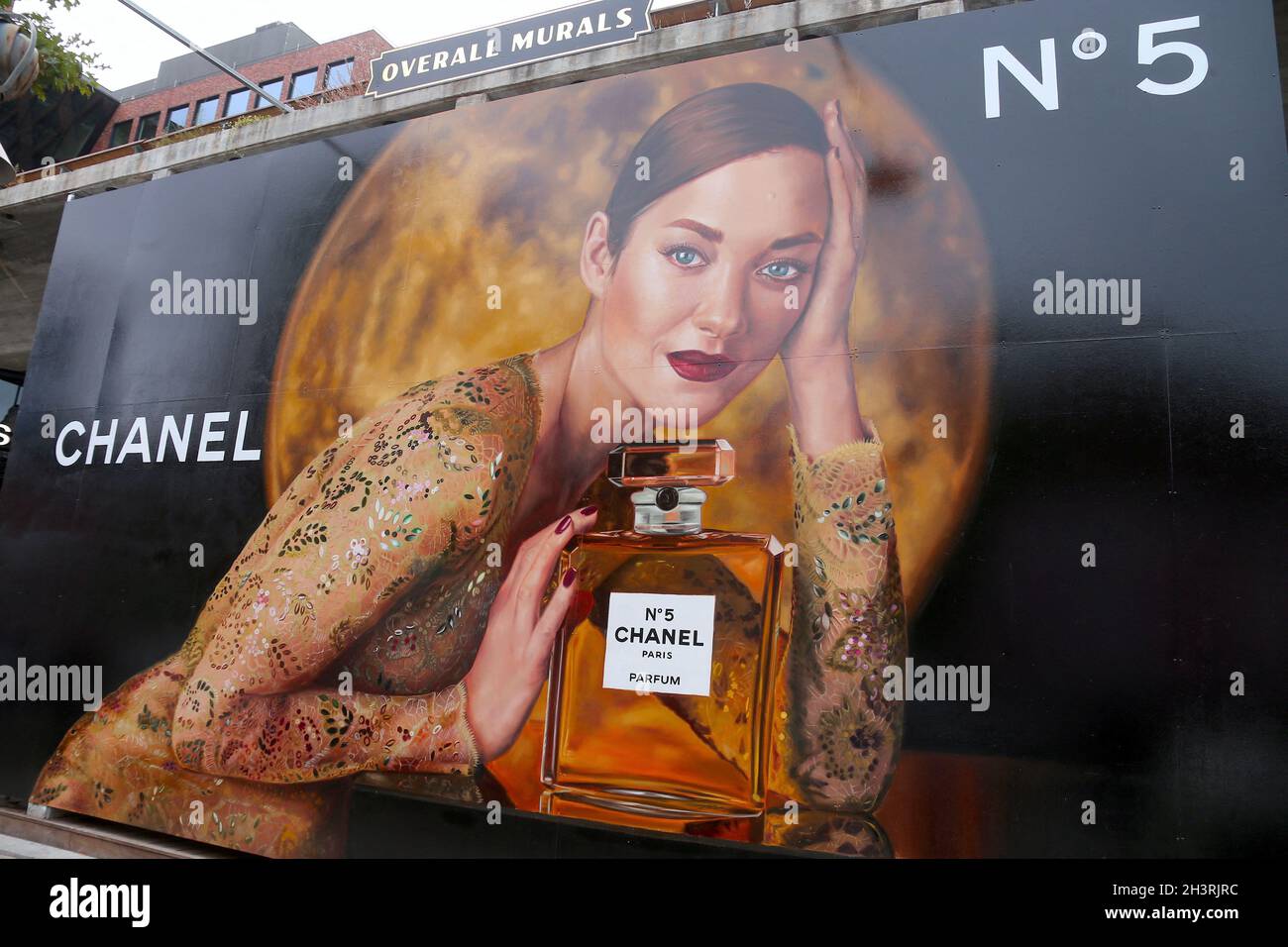 L'actrice française Marion Cotillard a peint à la main le panneau  publicitaire de Chanel Numero 5 par des peintures murales générales à  Brooklyn, NY, le 29 octobre 2021.Ils ont fait la peinture