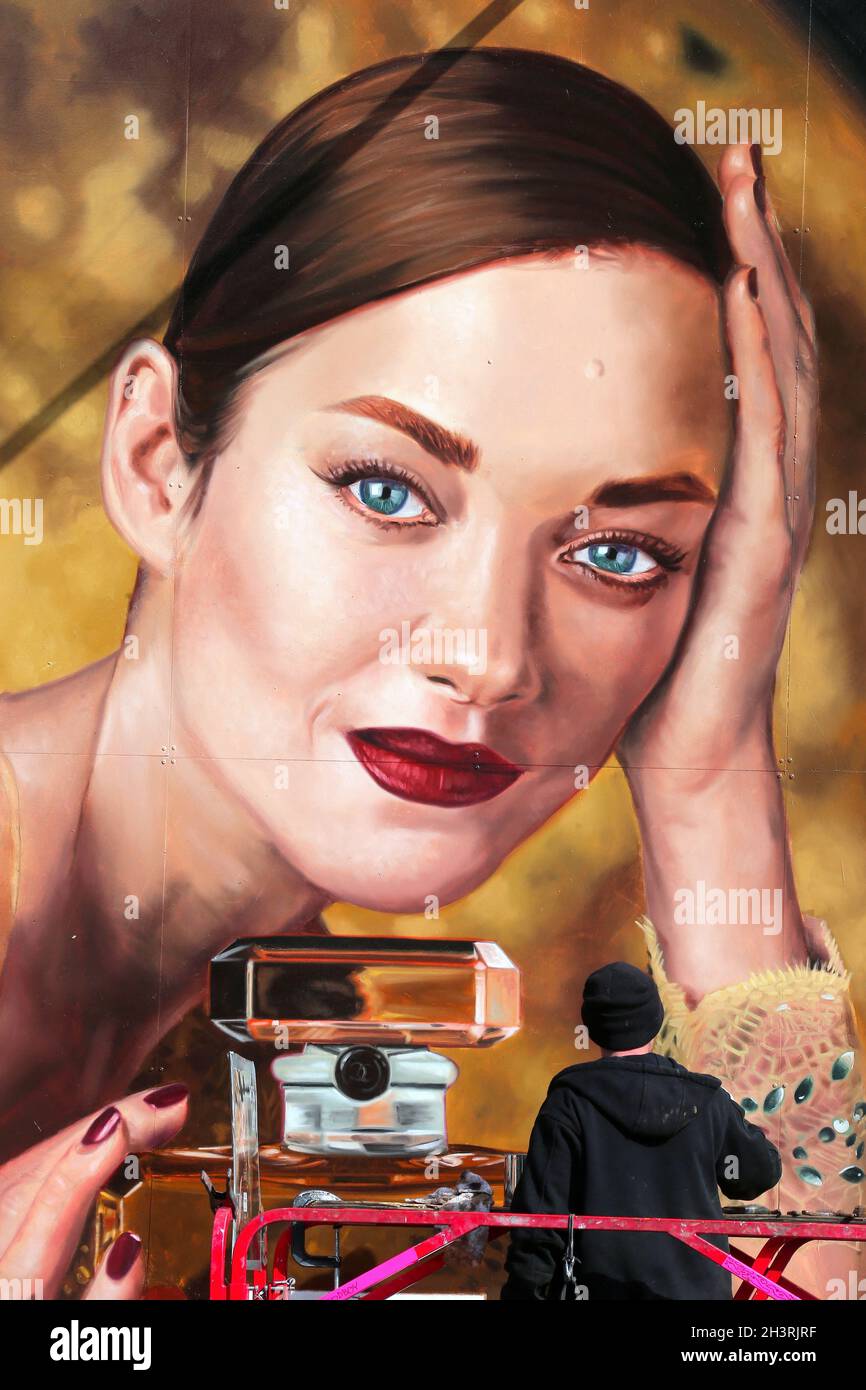 L'actrice française Marion Cotillard a peint à la main le panneau  publicitaire de Chanel Numero 5 par des peintures murales générales à  Brooklyn, NY, le 29 octobre 2021.Ils ont fait la peinture