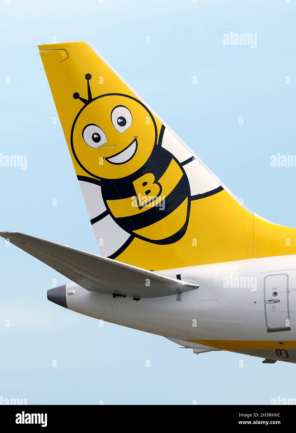 Boeing 737 MAX 8-200 avion de la compagnie Ryanair et Buzz, avec un dessin d'une abeille sur la queue, plaque D-AIRY, approchant de la Palma de Majorque Banque D'Images