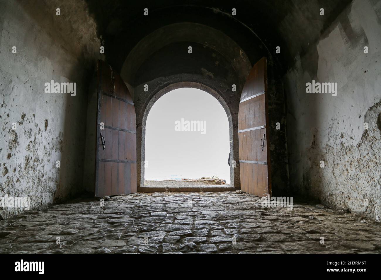 La grande porte en bois du bastion d'Erzurum Aziziye. Banque D'Images