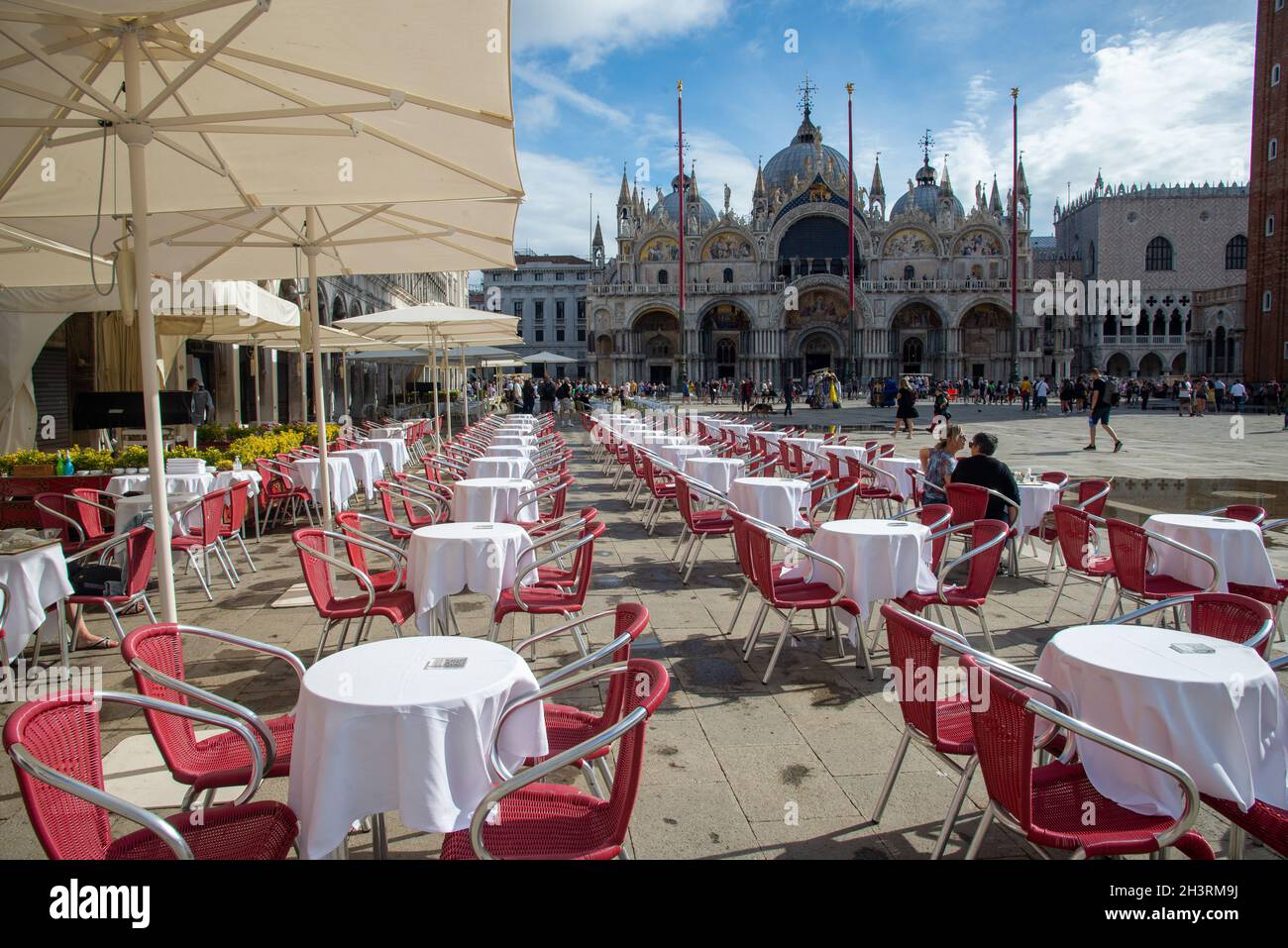 Terrasses vides à la place San Marco en raison de la pandémie de Corona, Venise, Italie Banque D'Images