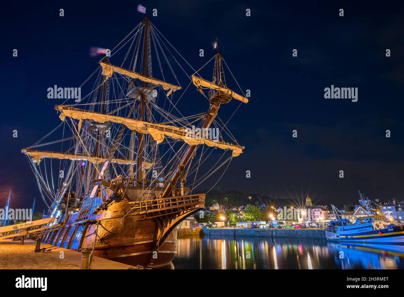 Honfleur, France - 28 juillet 2021 : scène nocturne avec un navire espagnol El Galeon, une reconstruction à grande échelle du populaire cargo de voile du XVIe siècle ves Banque D'Images