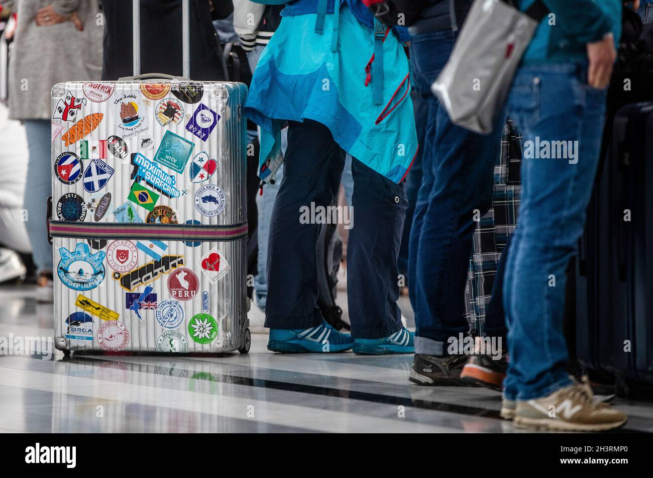 Stuttgart, Allemagne.30 octobre 2021.Les passagers se tiennent avec leurs valises au comptoir d'enregistrement de l'aéroport de Stuttgart au début des vacances d'automne.Les aéroports sont encore un peu plus occupés, mais ils sont encore loin de leurs facteurs de charge pré-Corona.Credit: Christoph Schmidt/dpa/Alay Live News Banque D'Images