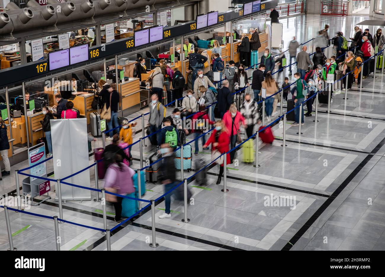 Stuttgart, Allemagne.30 octobre 2021.Les passagers se tiennent avec leurs bagages devant les comptoirs d'enregistrement à l'aéroport de Stuttgart au début des vacances d'automne dans le Bade-Wurtemberg.Les aéroports sont encore un peu plus occupés, mais ils sont encore loin de leurs facteurs de charge pré-Corona.Credit: Christoph Schmidt/dpa/Alay Live News Banque D'Images