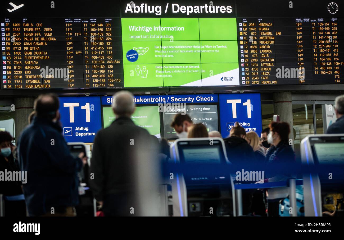 Stuttgart, Allemagne.30 octobre 2021.De nombreuses destinations sont visibles sur le tableau des départs à l'aéroport de Stuttgart au début des vacances d'automne dans le Bade-Wurtemberg.Les aéroports sont encore un peu plus occupés, mais ils sont encore loin de leurs facteurs de charge pré-Corona.Credit: Christoph Schmidt/dpa/Alay Live News Banque D'Images