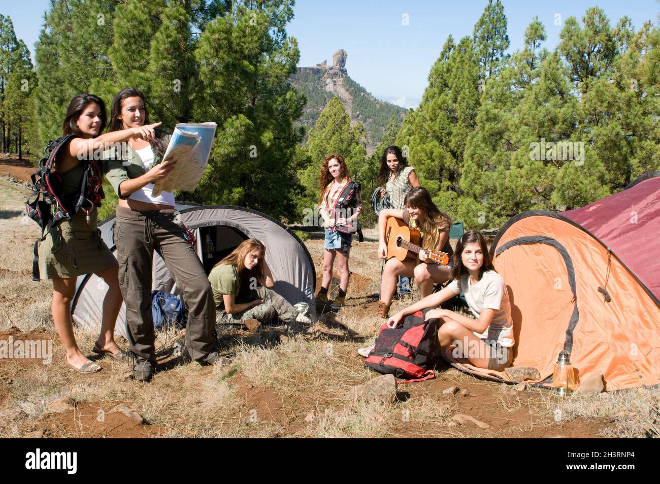 groupe d'amis qui s'amusent lors d'un voyage en camping Banque D'Images