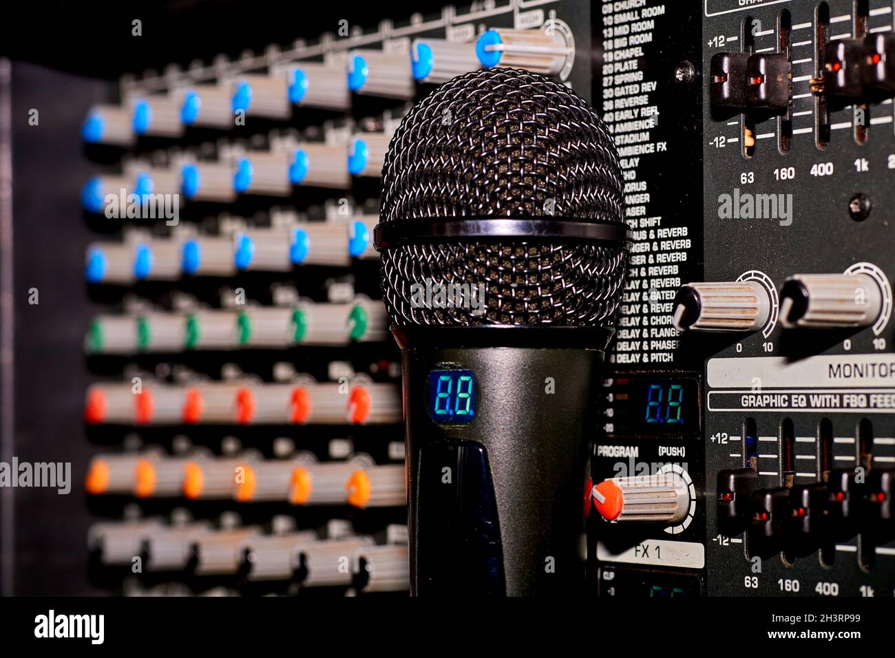 Amplificateur, mélangeur et microphone pour chanter des chansons karaoké Banque D'Images