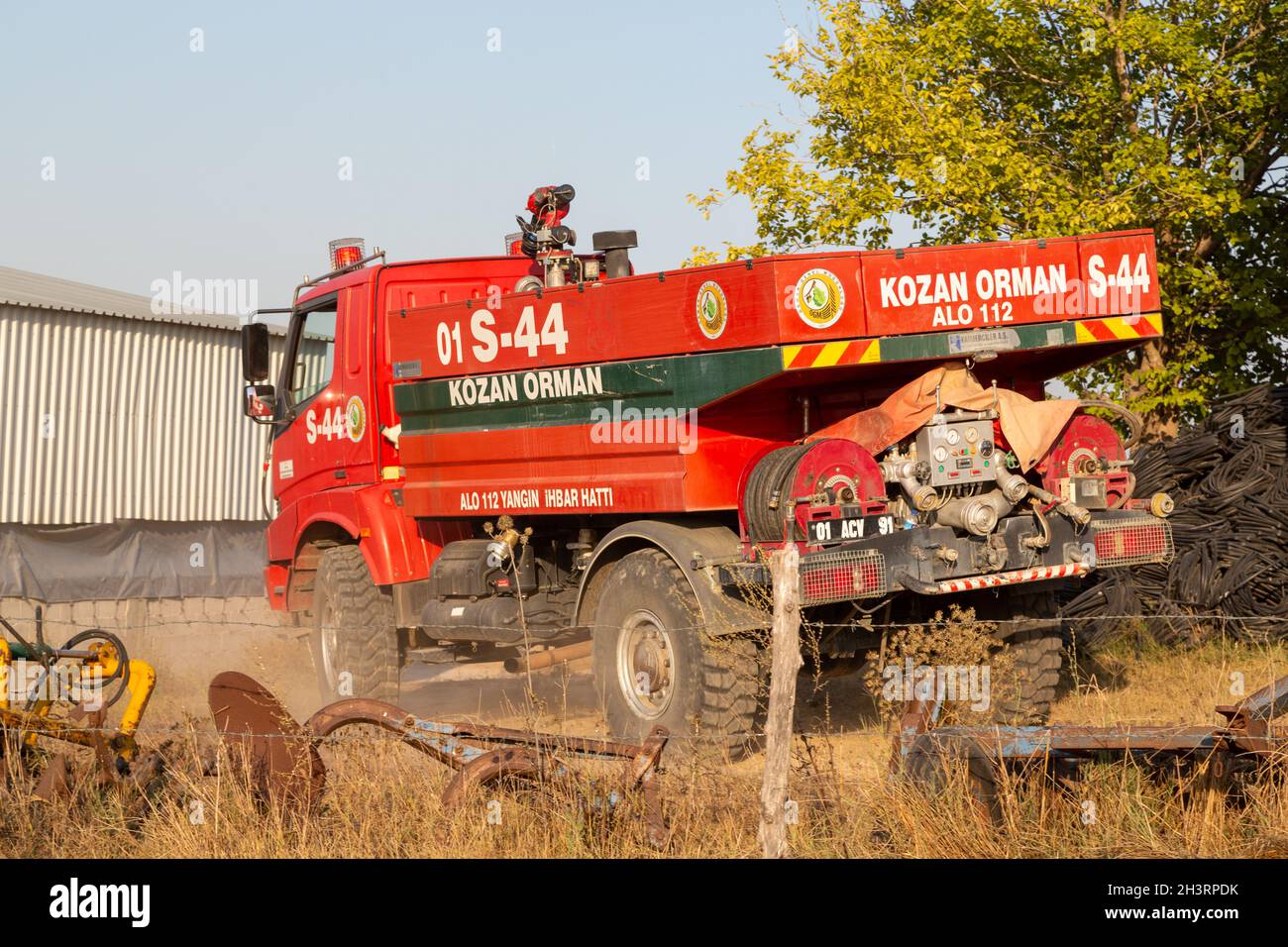 Le camion de lutte contre les incendies de forêt affilié à la Direction générale des forêts de la République de Turquie va éteindre le feu de forêt. Banque D'Images