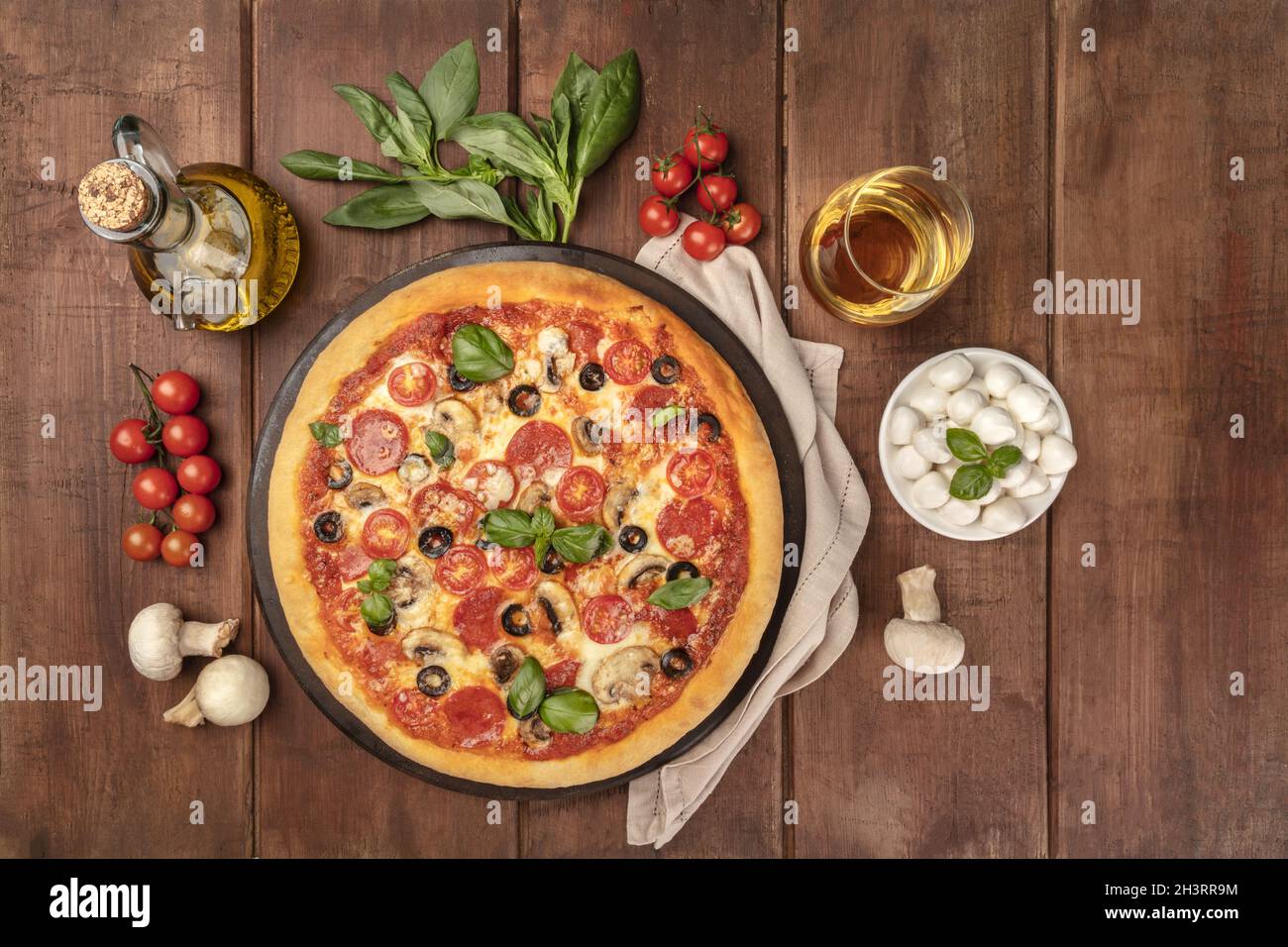 Pizza au pepperoni, avec le vin blanc, les ingrédients, et la place pour le texte Banque D'Images
