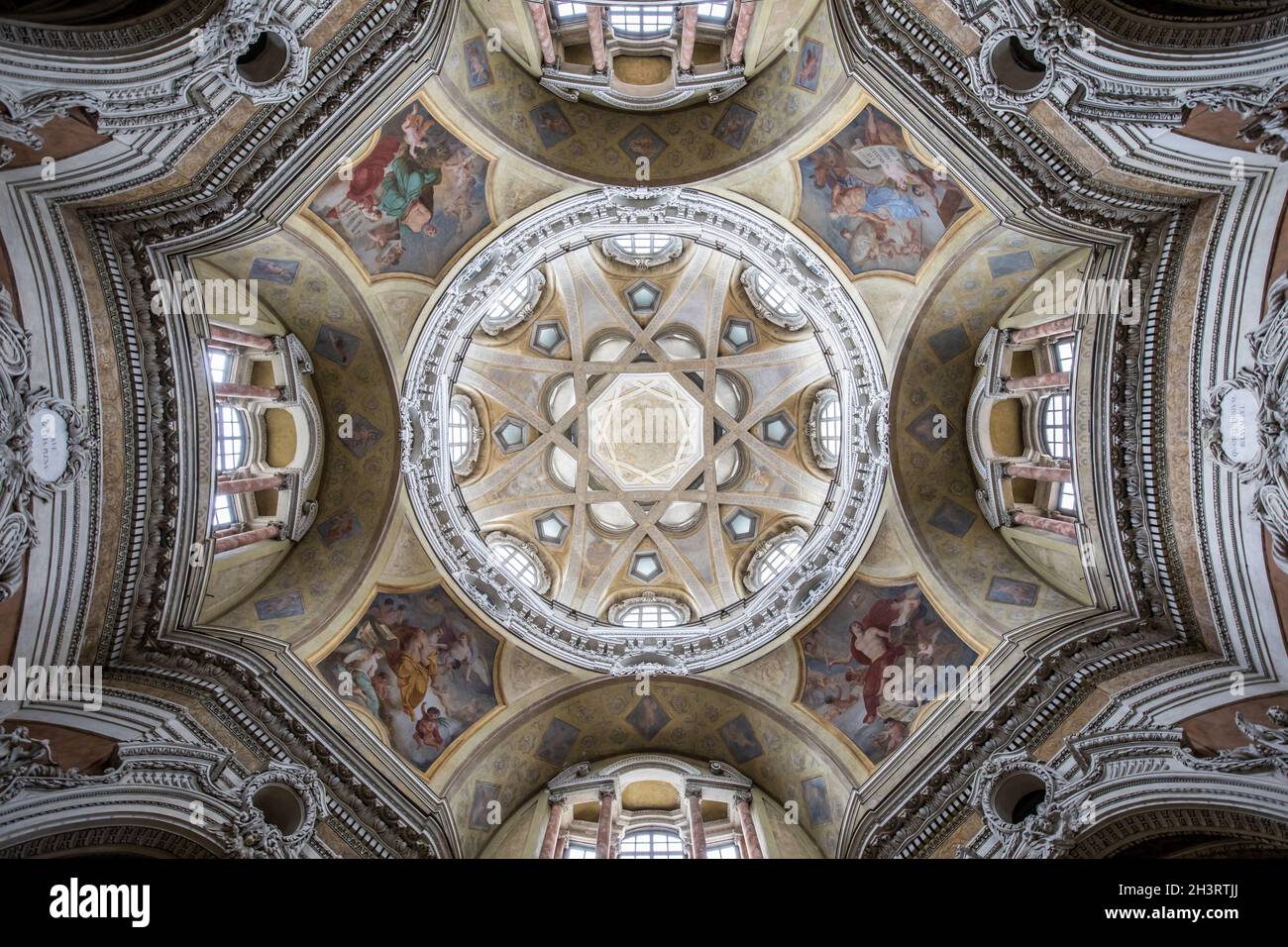 Intérieur baroque ancien avec décoration vintage.Église royale de San Lorenzo (St.Lawrence) à Turin, en Italie Banque D'Images