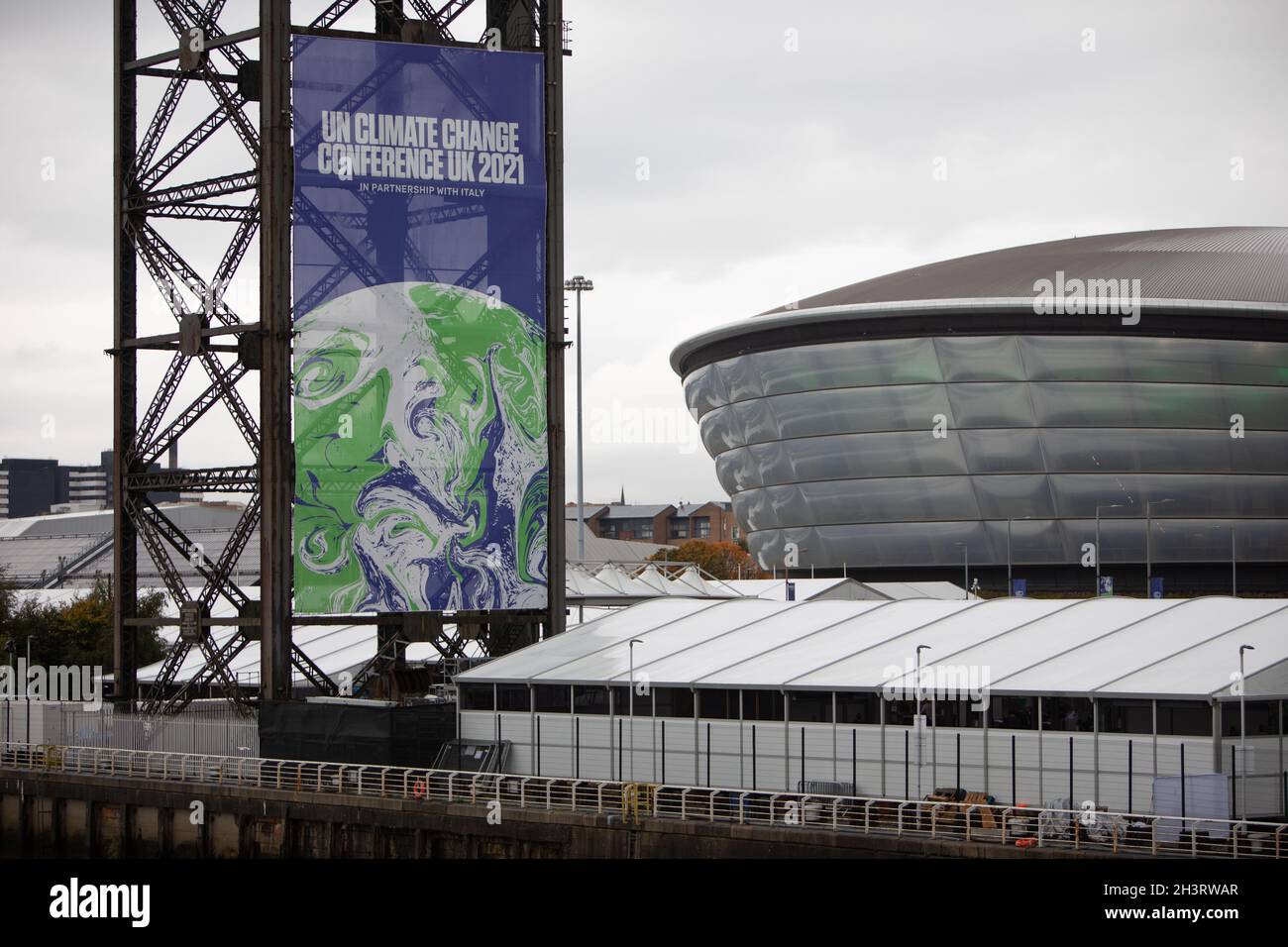 Glasgow, Royaume-Uni.Extérieur des lieux de la 26e Conférence des Nations Unies sur les changements climatiques, connue sous le nom de COP26, à Glasgow, au Royaume-Uni, le 30 octobre 2021.Crédit photo : Jeremy Sutton-Hibbert/Alay Live News. Banque D'Images