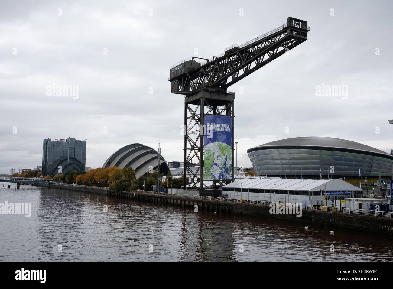 Glasgow, Royaume-Uni.Extérieur des lieux de la 26e Conférence des Nations Unies sur les changements climatiques, connue sous le nom de COP26, à Glasgow, au Royaume-Uni, le 30 octobre 2021.Crédit photo : Jeremy Sutton-Hibbert/Alay Live News. Banque D'Images