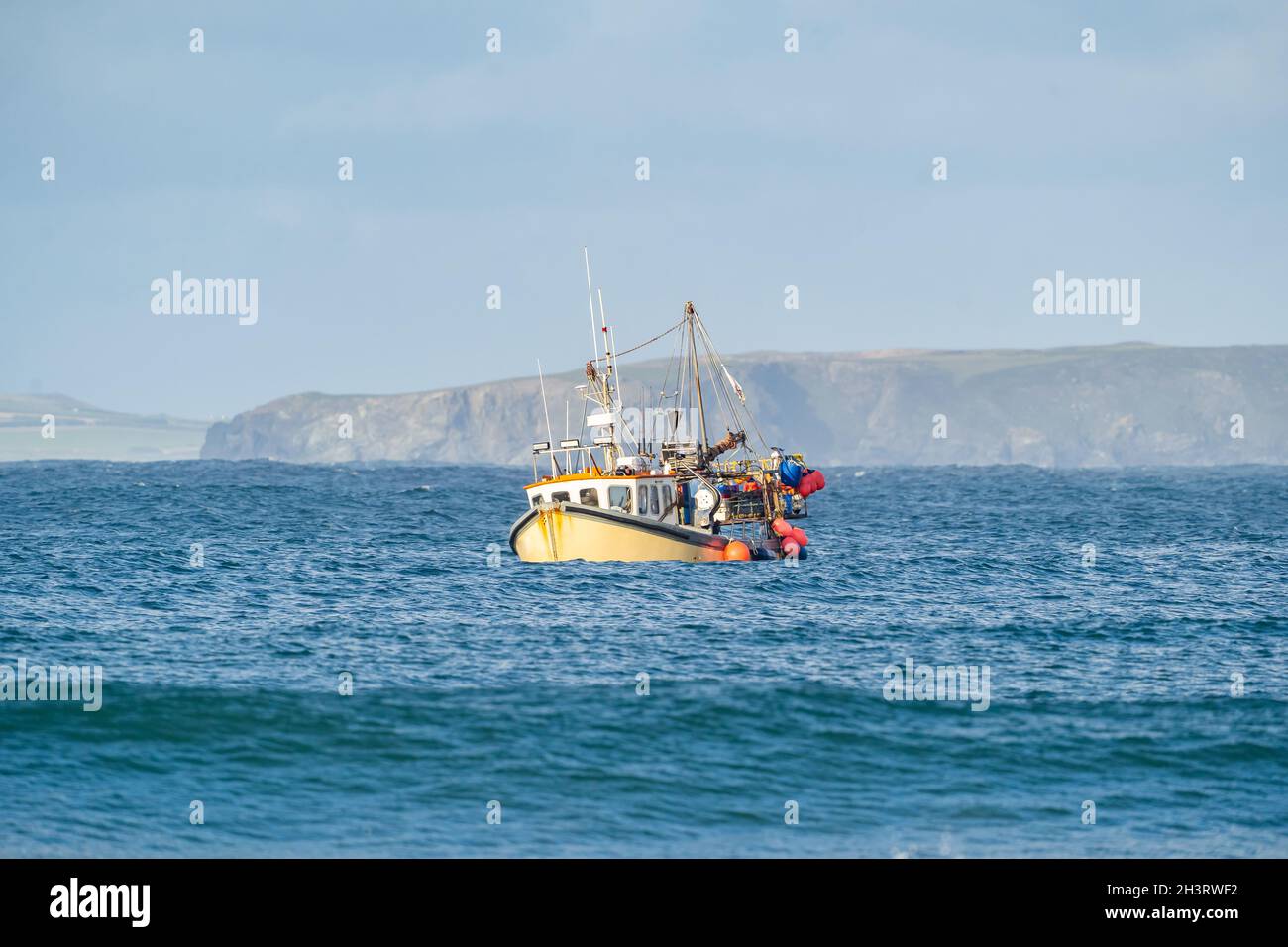 Chalutier de bateau de pêche britannique jaune seul dans les eaux des îles anglo-saxons après avoir quitté l'UE sans bateaux de pêche français ni filets en vue. Banque D'Images