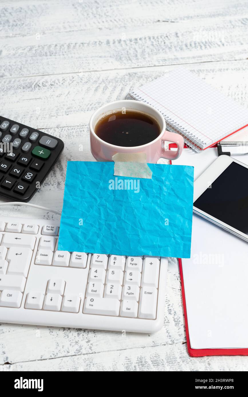 Taper de nouvelles idées écrire des notes importantes voix appels vidéo technologie de communication Internet navigation connexion globale Réf. Chaud Banque D'Images