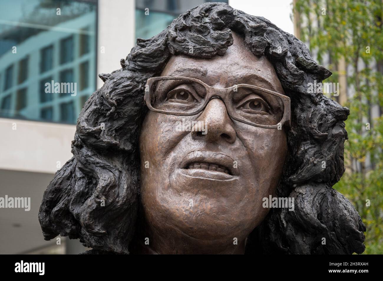 CARDIFF, PAYS DE GALLES - 24 OCTOBRE : statue de Betty Campbell sur Central Square le 24 octobre 2021 à Cardiff, pays de Galles.Betty Campbell, décédée en 2017 à l’âge de 82 ans, a été le premier chef d’école noir du pays de Galles. Banque D'Images