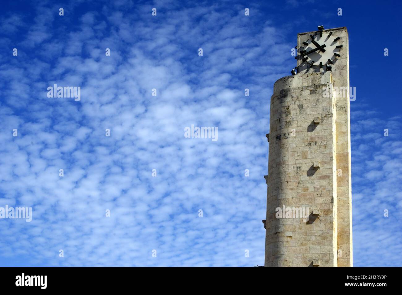 Tour d'horloge moderne à Figueras da Foz, Centro - Portugal Banque D'Images