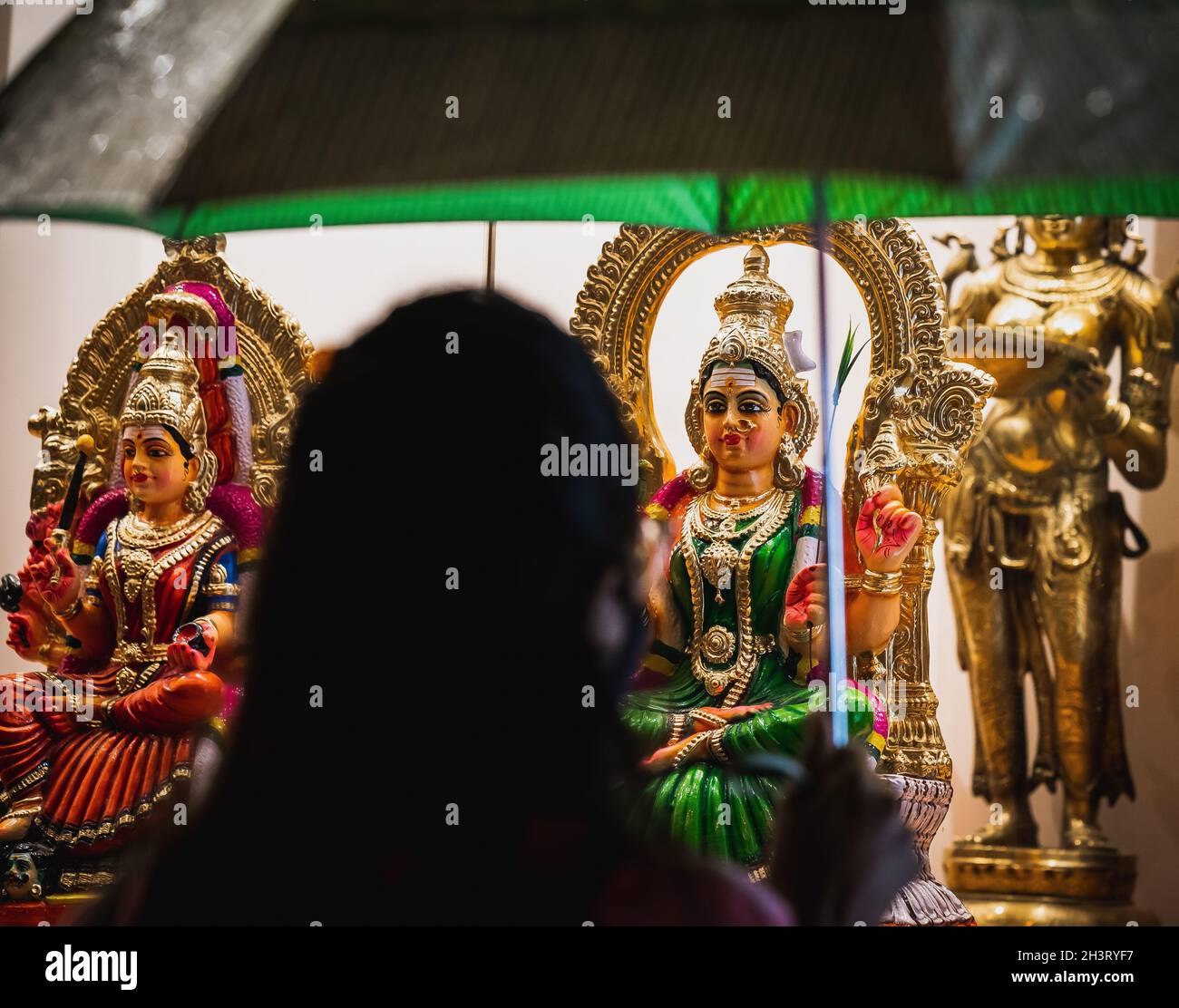 Vue d'une femme debout devant une statue de la Déesse Krishna Banque D'Images
