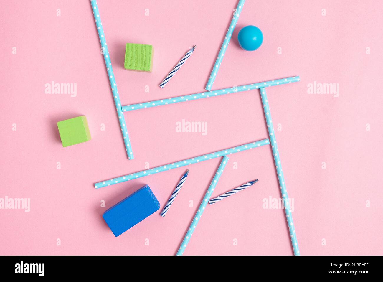 Fête d'anniversaire coloré conceptions célébration lumineuse idées de planification nouvelles décorations flashy pailles bonbons bougies célébrer Festivité Banque D'Images