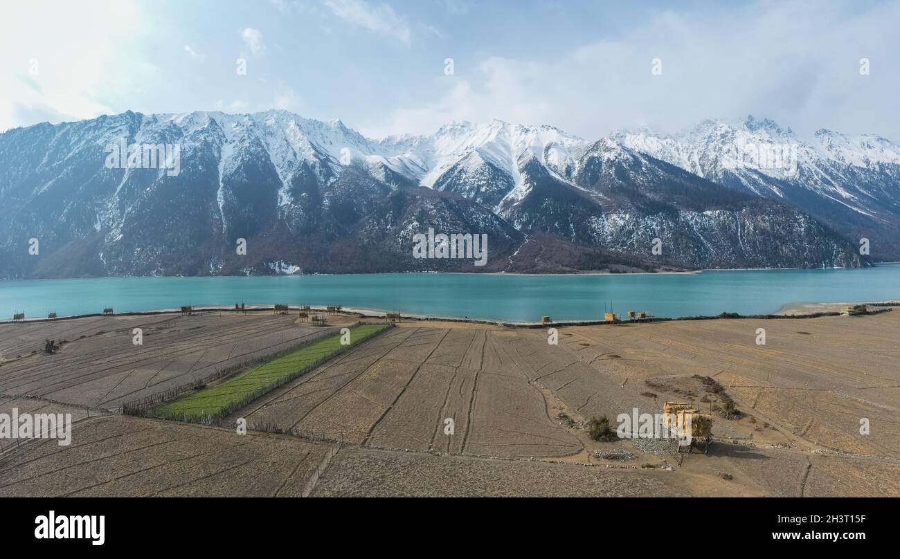 Vue aérienne sur le lac Ranwu et le paysage de la montagne enneigée Banque D'Images