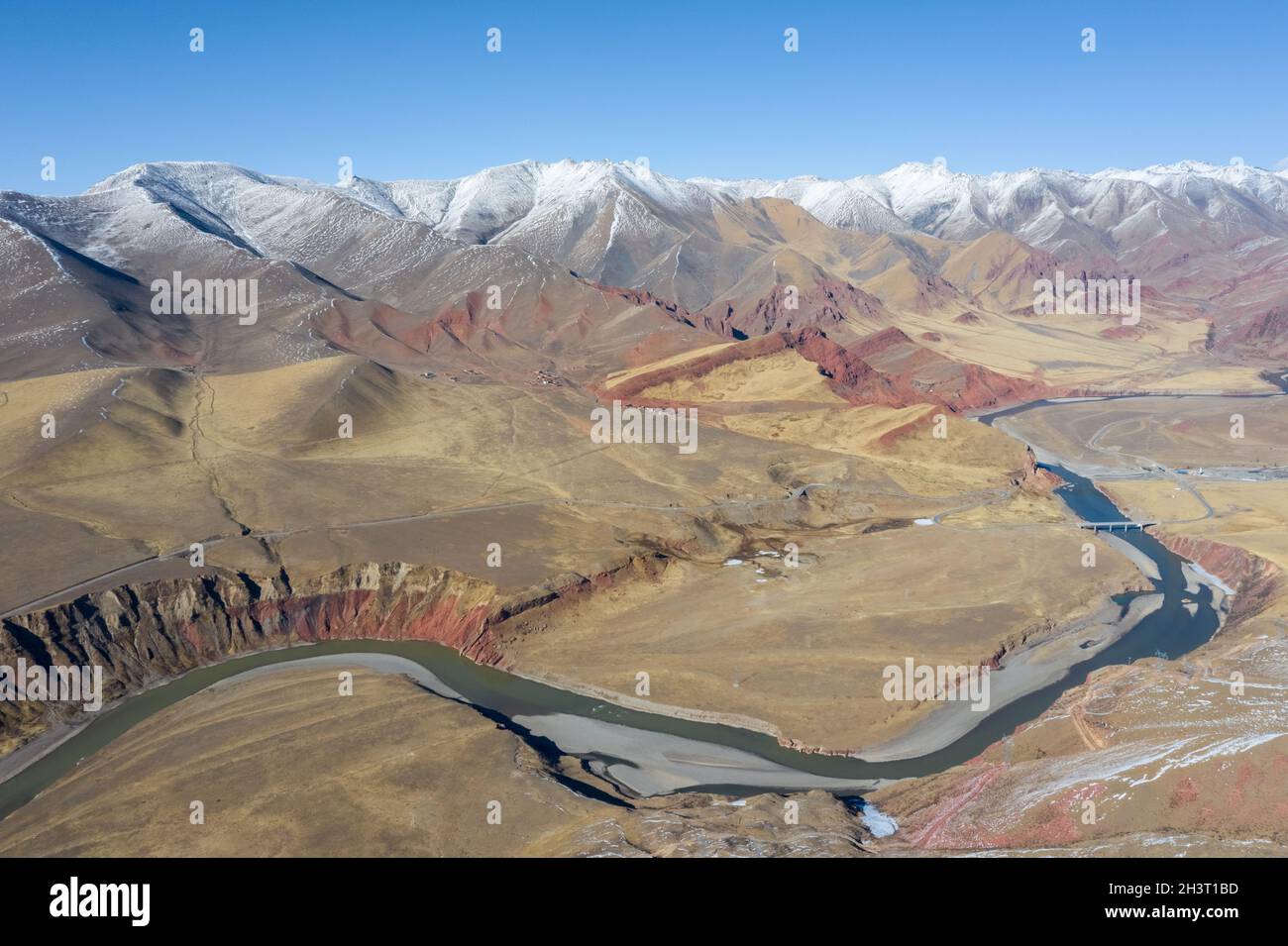 Vue aérienne de la rivière nujiang avec les montagnes de tanggula Banque D'Images