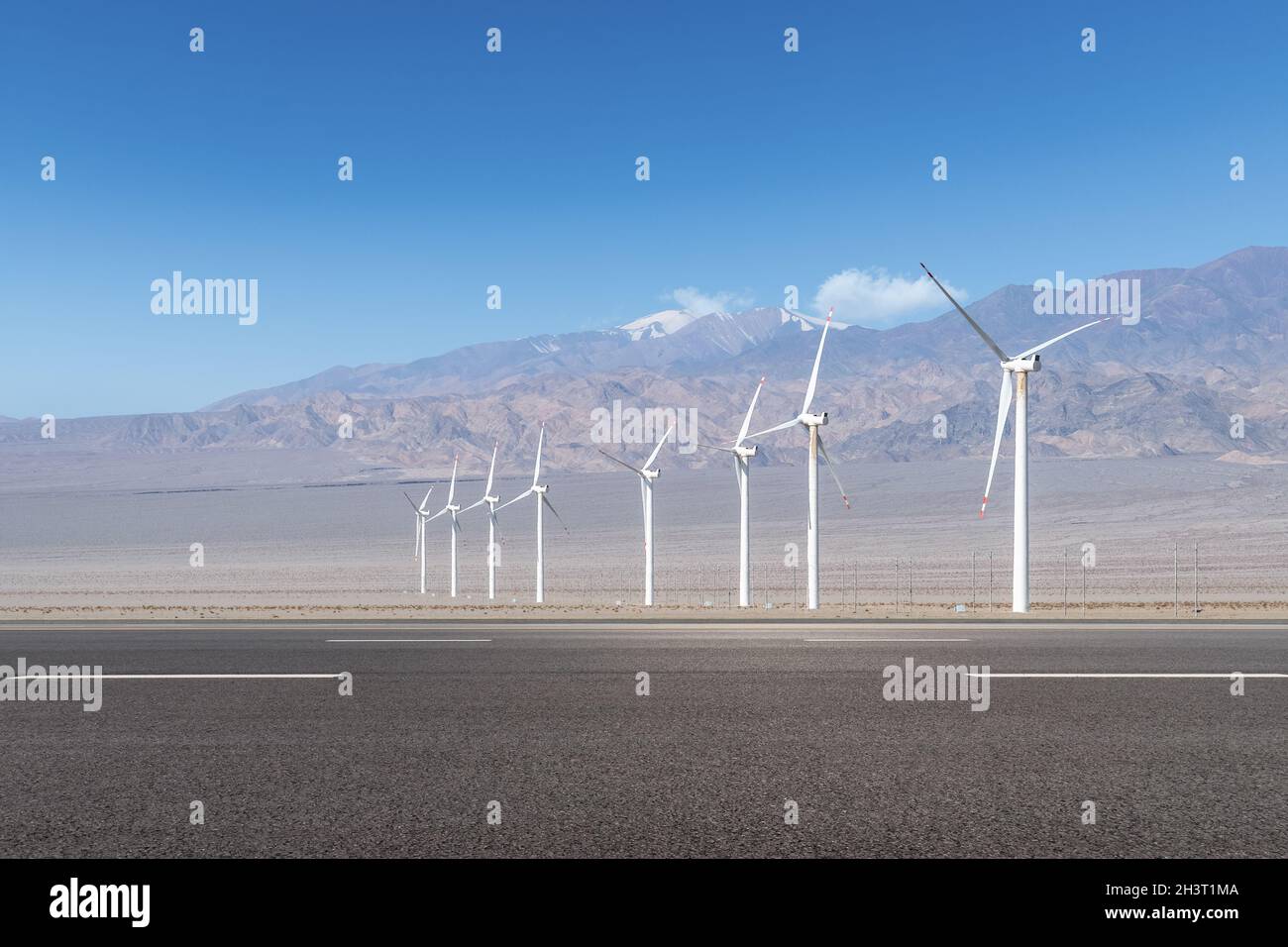 Énergie éolienne et routière dans la nature sauvage de l'Ouest Banque D'Images