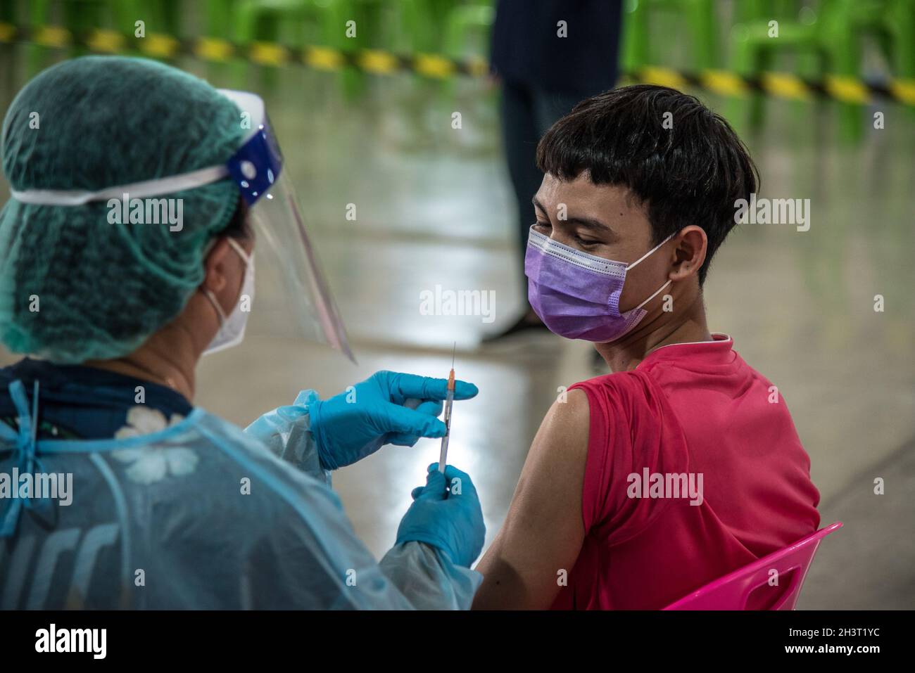 Nonthaburi, Thaïlande.30 octobre 2021.Un travailleur de la santé se prépare à administrer une dose du vaccin Sinovac COVID-19 à un travailleur migrant sur le marché de Bang Yai à Nonthaburi.la Thaïlande poursuit la vaccination contre le COVID-19 pour les travailleurs migrants sur le marché de Bang Yai à Nonthaburi, en Thaïlande.Le Gouvernement thaïlandais vise à faire vacciner au moins 70 pour cent de sa population, un objectif auto-imposé de rouvrir le pays en toute sécurité le 1er novembre 2021.Crédit : SOPA Images Limited/Alamy Live News Banque D'Images