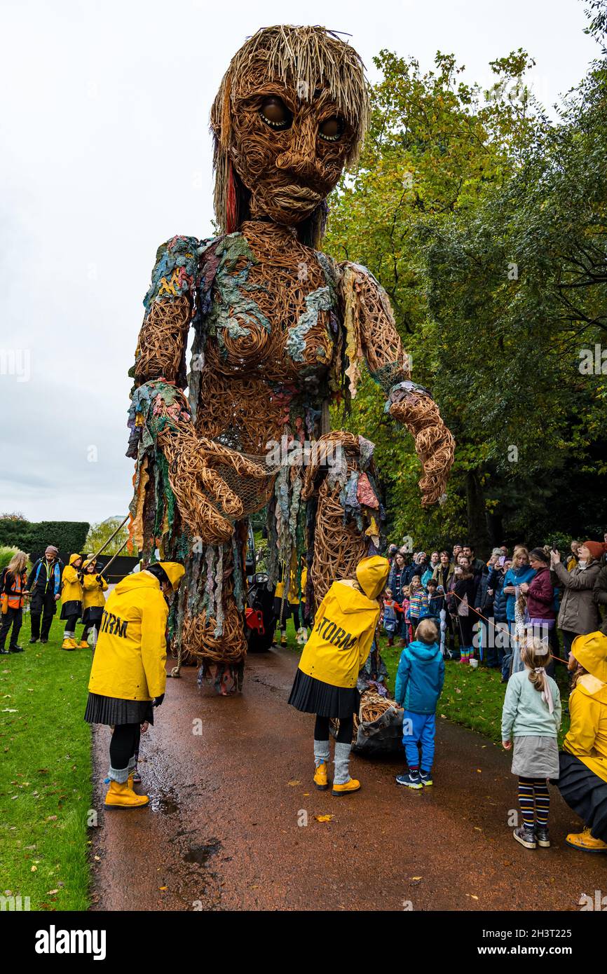 Édimbourg, Écosse, Royaume-Uni, 30 octobre 2021.Tempête de marionnettes géantes à la Botanique : vision la marionnette de 10 m de haut déesse de la mer de Vision Mechanics rencontre les visiteurs au jardin botanique royal par une journée humide et nuageux.Les enfants ont la chance de se rapprocher de la marionnette Banque D'Images