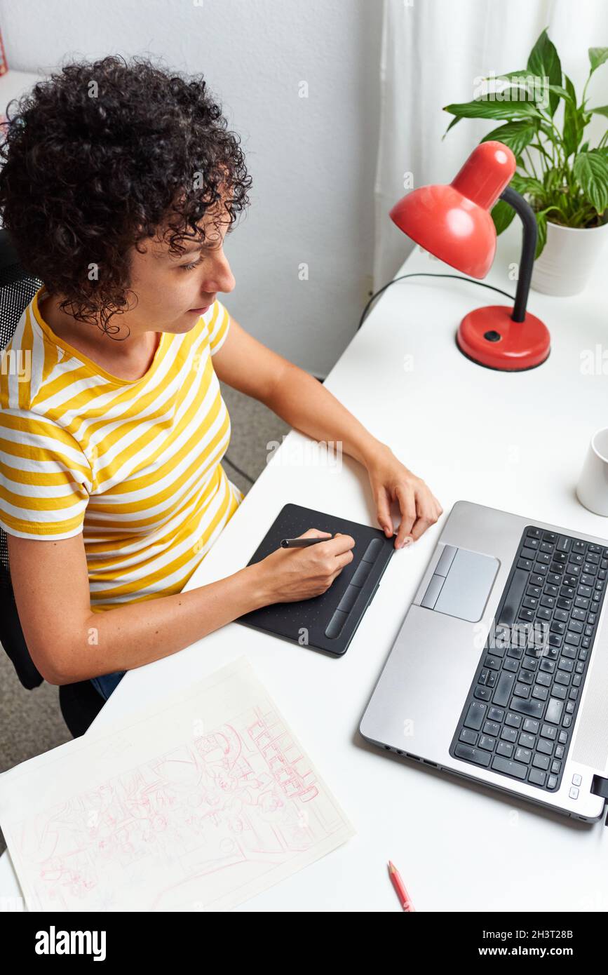 Graphiste travaillant à domicile avec une tablette graphique et un ordinateur portable Banque D'Images