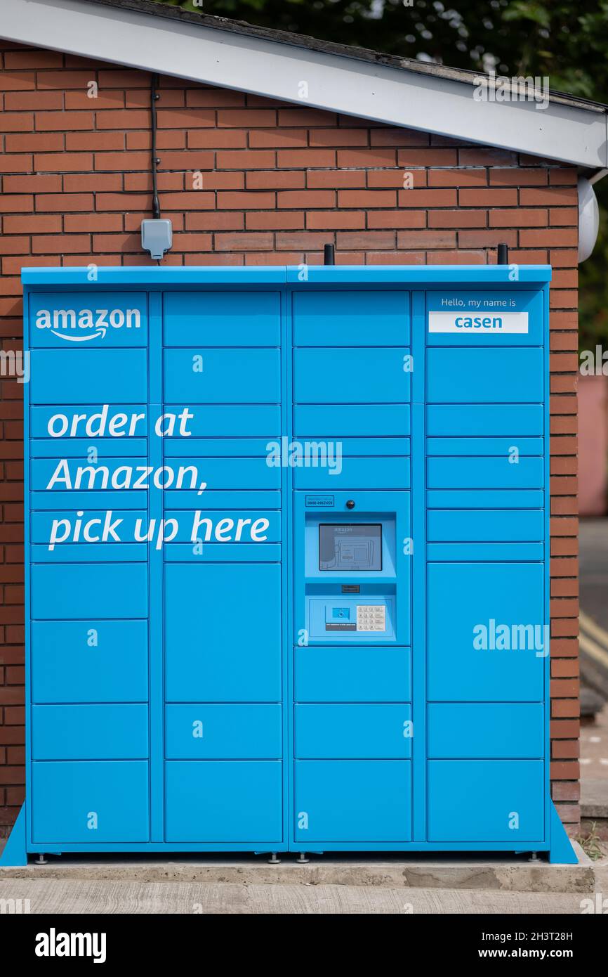 Vue générale d'un casier bleu Amazon à Cardiff, pays de Galles, Royaume-Uni. Banque D'Images