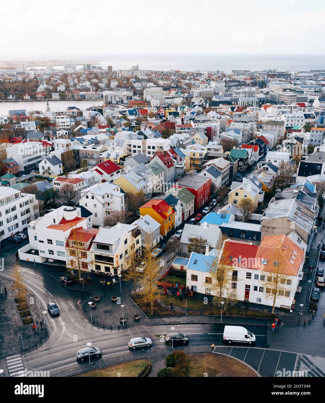 Reykjavik, Islande - 02 mai 2019 : vue aérienne de Reykjavik, maisons colorées du centre-ville contrastent avec les couleurs du ciel, de la mer et du Mo Banque D'Images