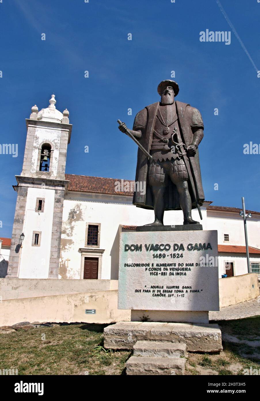 Statue de Vasco da Gama et église des Sines, Alentejo - Portugal Banque D'Images