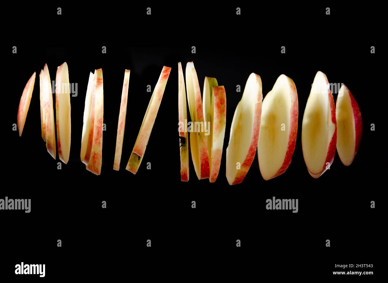 Photographie de lévitation avec tranches de pomme de lune de miel flottantes Banque D'Images