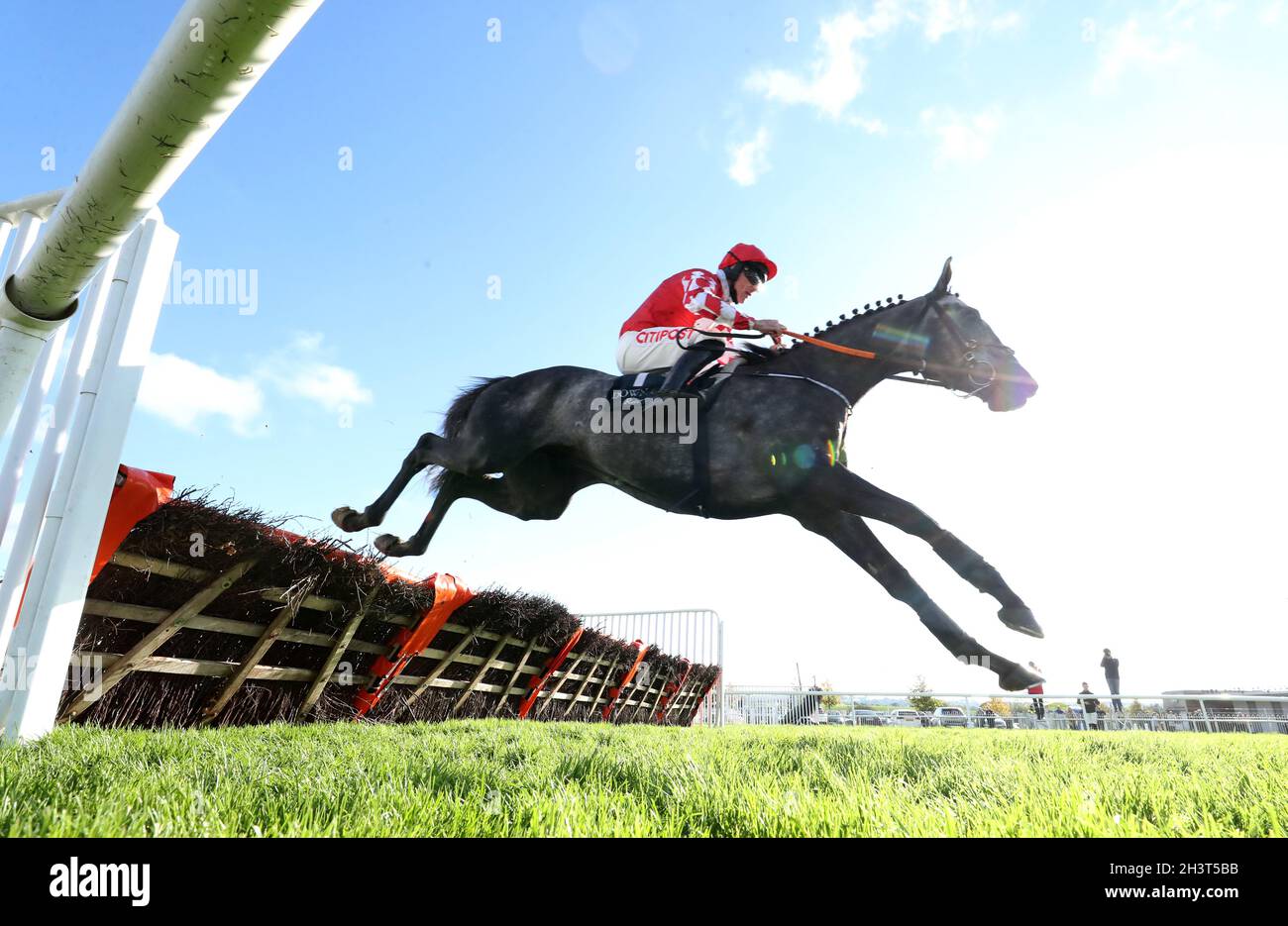 FIL Dor, criblé de jockey Davy Russell, saute la dernière clôture sur leur chemin pour gagner l'obstacle Value Cabs 3-Y-O au cours de la deuxième journée du Ladbrokes Festival of Racing à Down Royal racecourse.Date de la photo: Samedi 30 octobre 2021. Banque D'Images