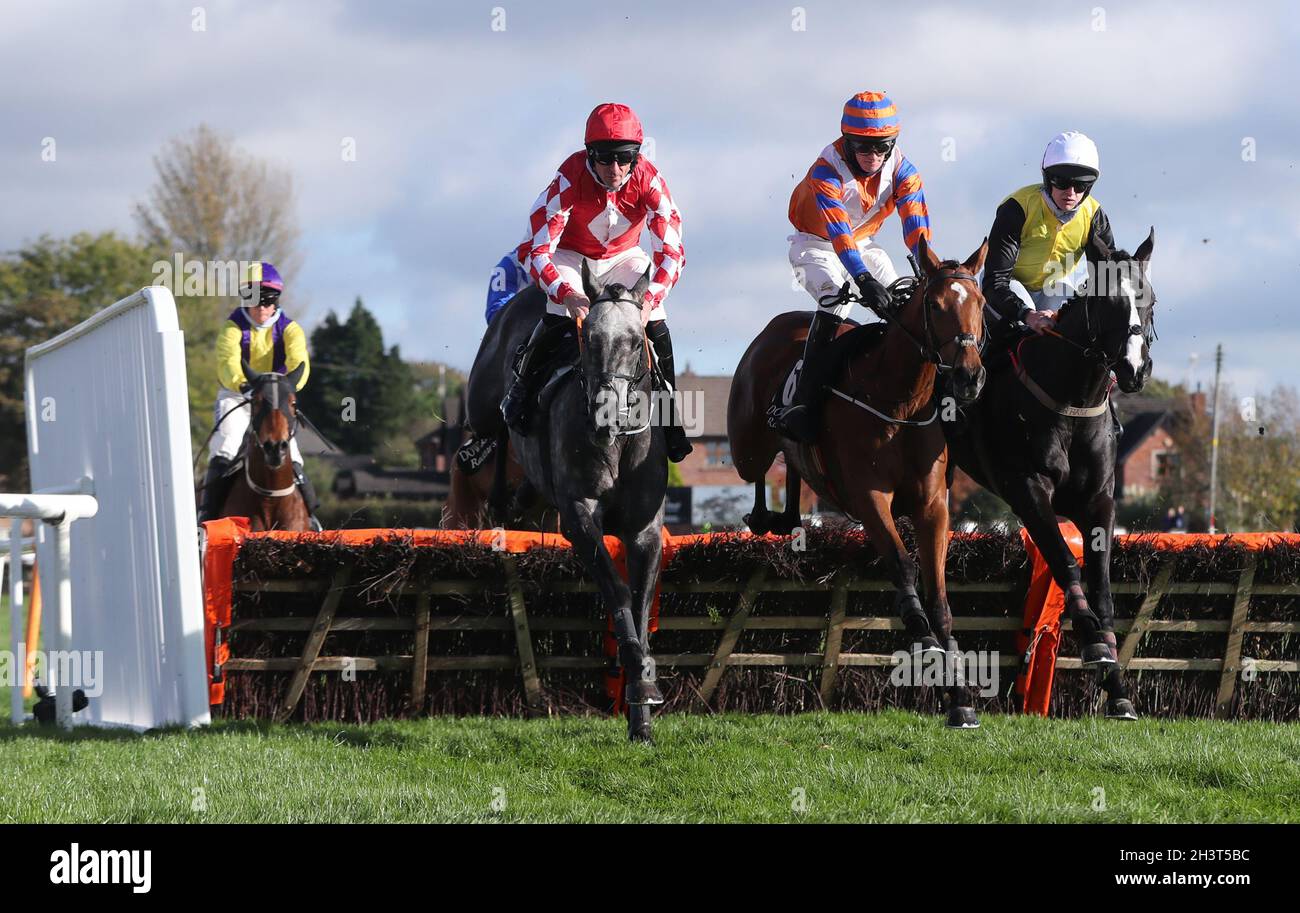 Fil Dor (à gauche), crié par le jockey Davy Russell sur le chemin de gagner l'obstacle Value Cabs 3-Y-O pendant la deuxième journée du Ladbrokes Festival of Racing à Down Royal racecourse.Date de la photo: Samedi 30 octobre 2021. Banque D'Images