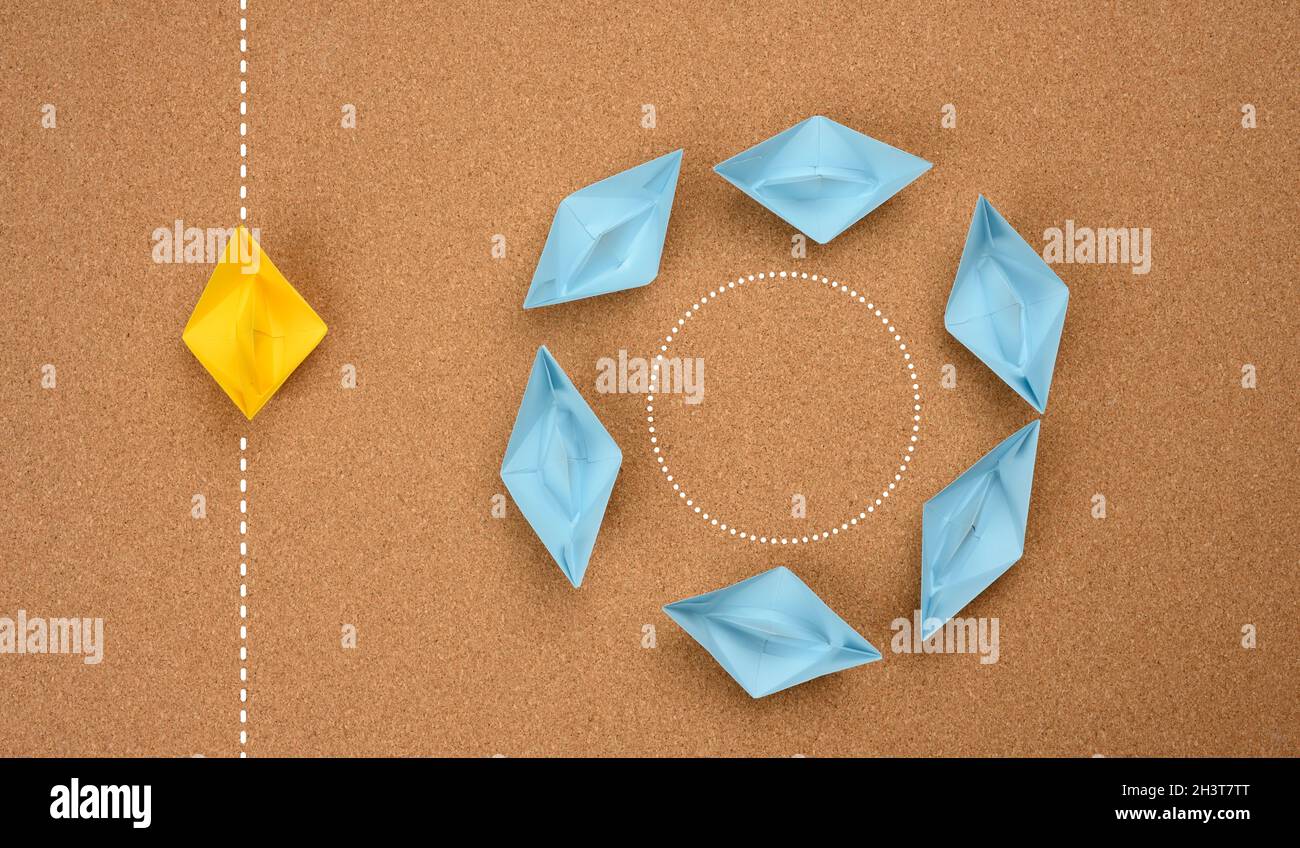 Un groupe de bateaux bleus flotte dans un cercle et un flotte le long d'un chemin droit.Le concept de pensée hors de la boîte Banque D'Images