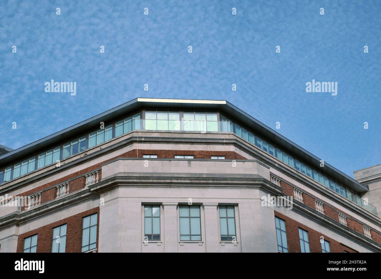 Vue sur les bureaux de la grande porte et le bâtiment de vente au détail au siège social du centre-ville de leeds Banque D'Images
