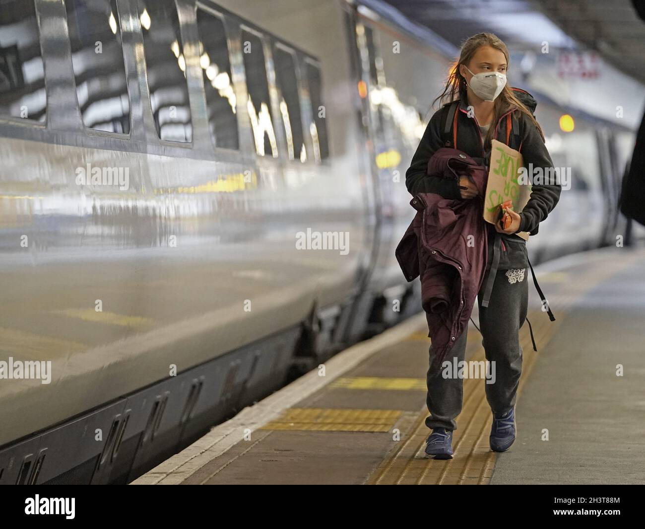 GRETA Thunberg à la gare Euston de Londres, avant de monter à bord d'un train pour Glasgow, où le sommet de Cop26 aura lieu lundi.Date de la photo: Samedi 30 octobre 2021. Banque D'Images