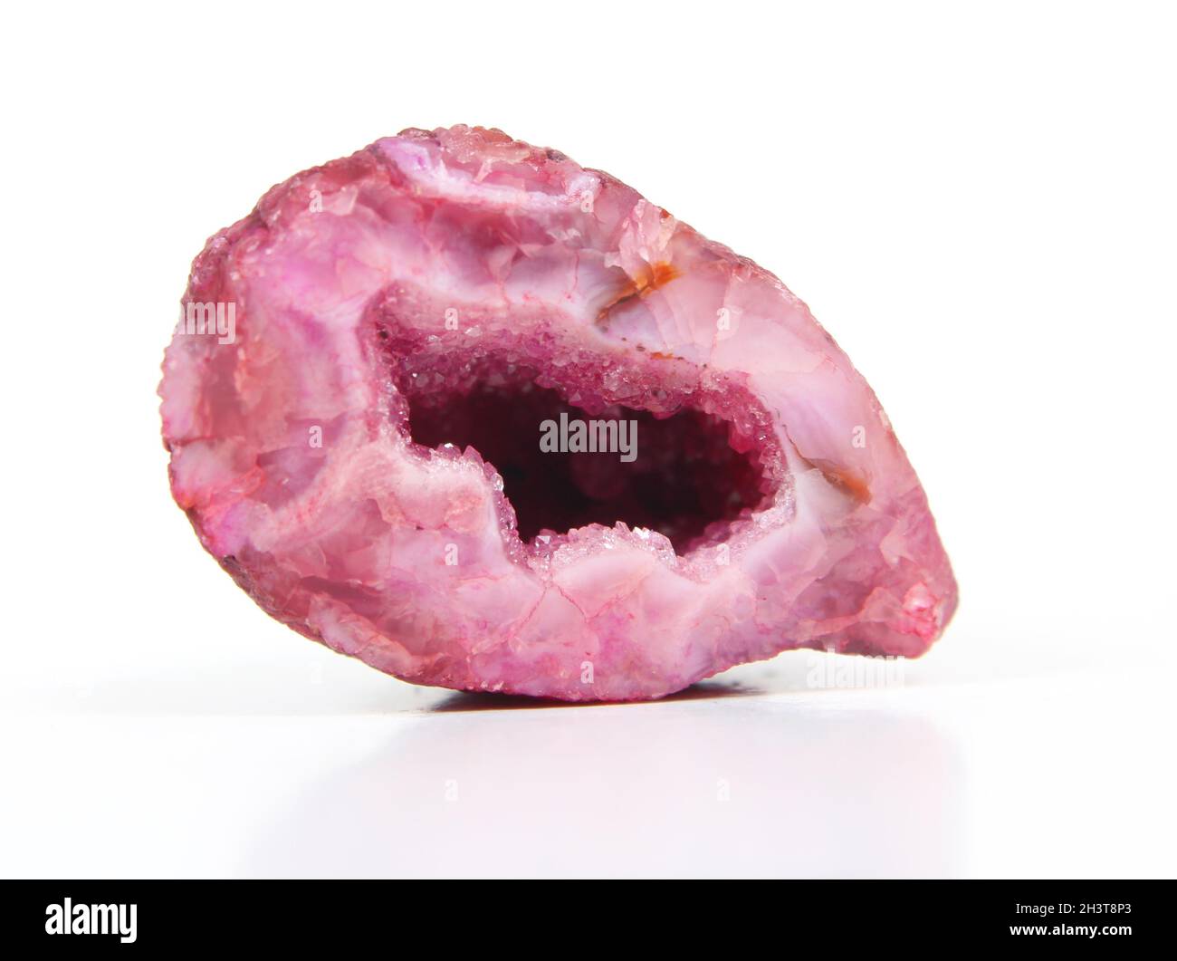 Roche minérale isolée sur fond blanc Geode Banque D'Images