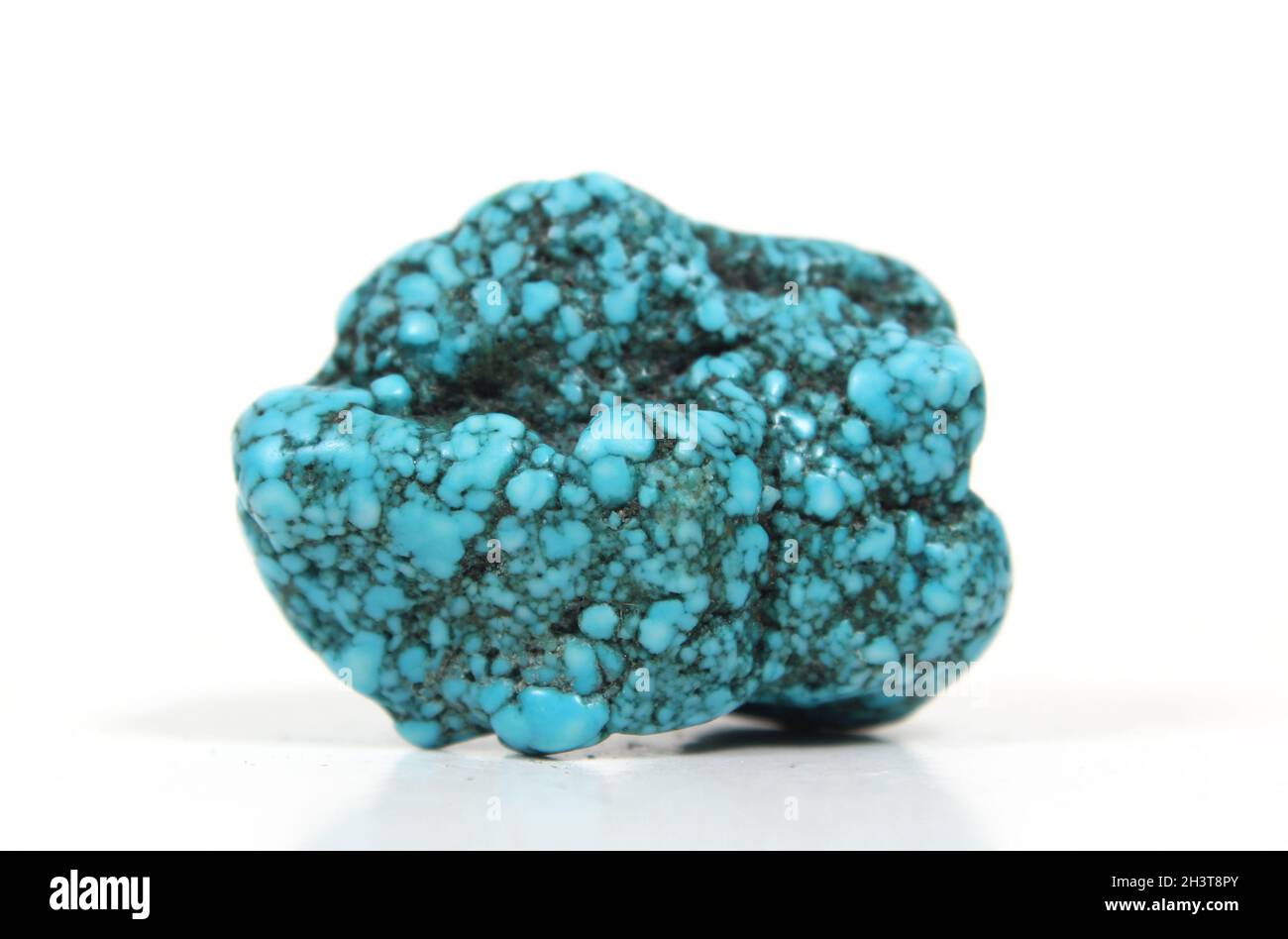 Roche minérale isolée sur turquoise blanc Banque D'Images