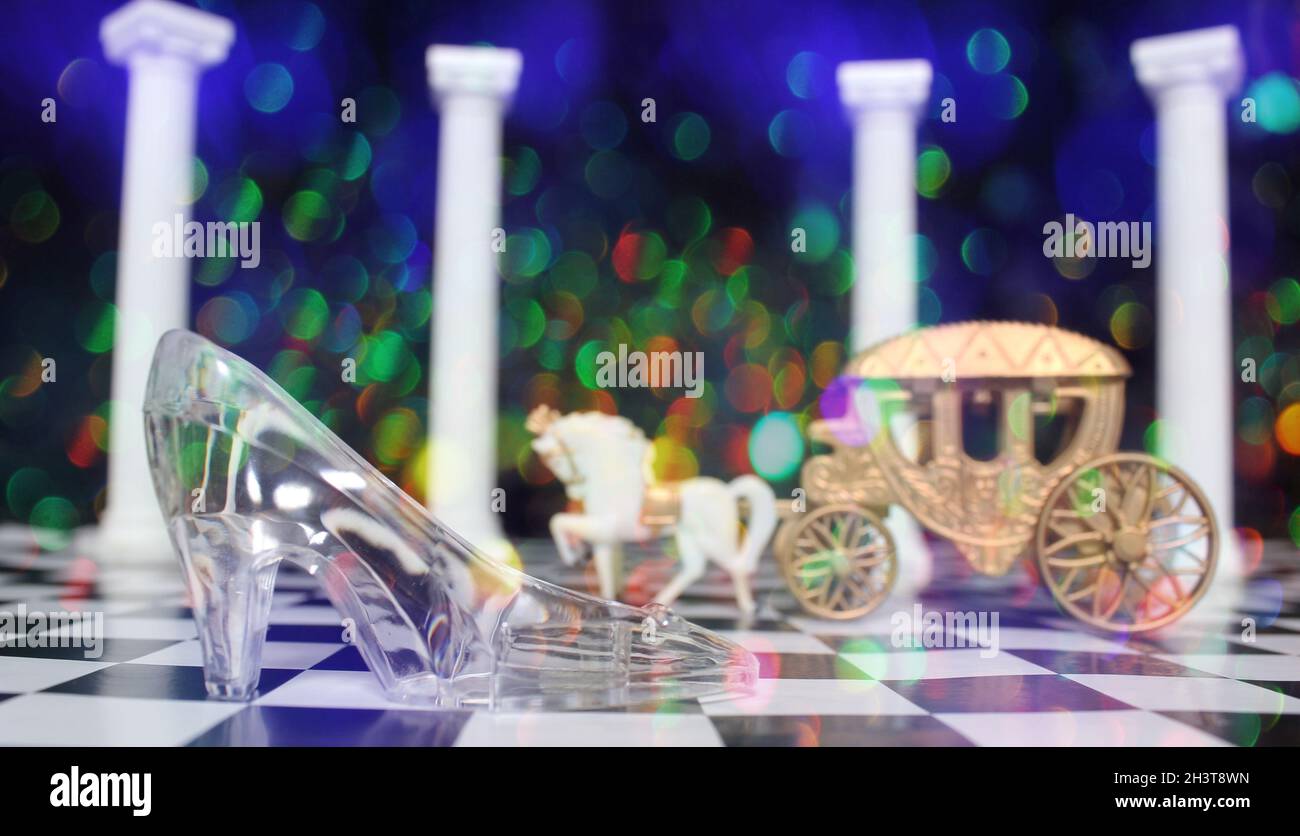 Pantoufles en verre Cendrillon avec sol noir et blanc Banque D'Images