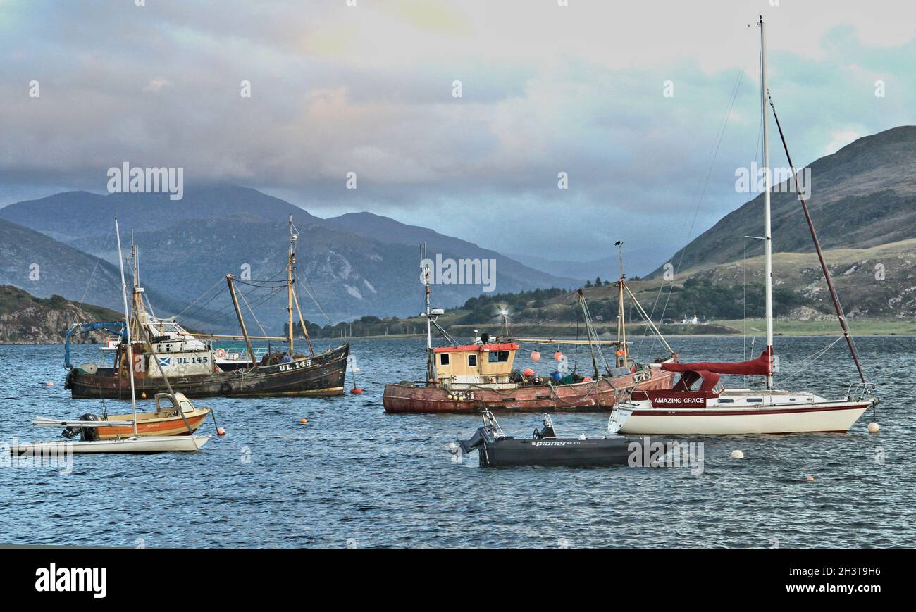 Bateaux de pêche à Ullapool sur Loch Broom, Écosse Banque D'Images