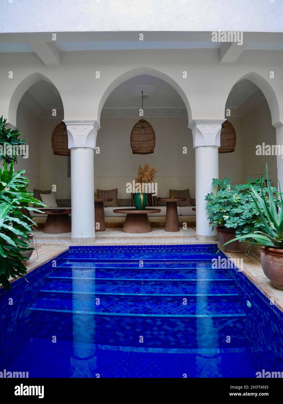 Marrakech, Maroc, 24.10.2021.Cour avec piscine et salon dans un riad traditionnel. Banque D'Images