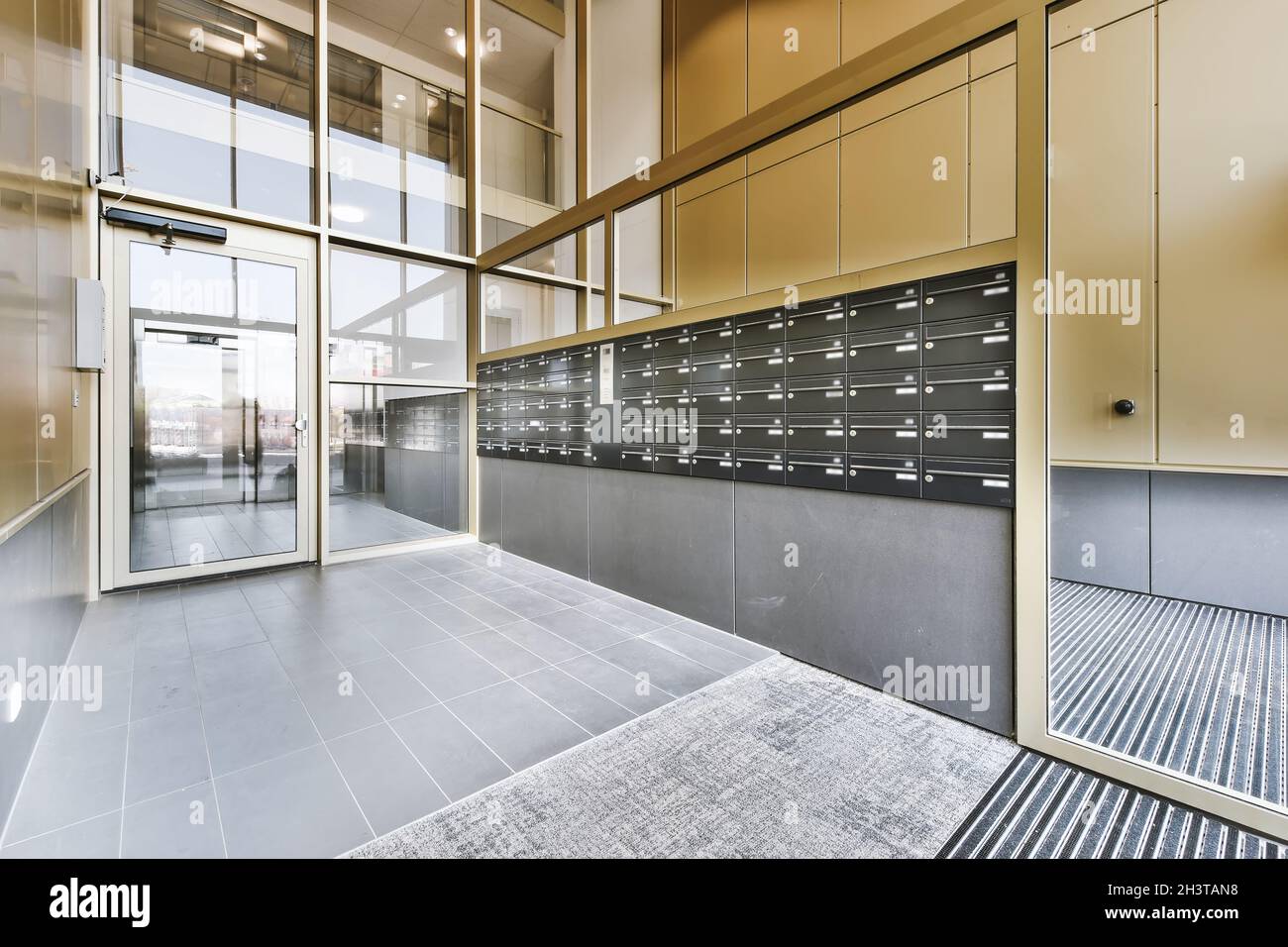 Intérieur d'une entrée élégante avec boîtes aux lettres Banque D'Images