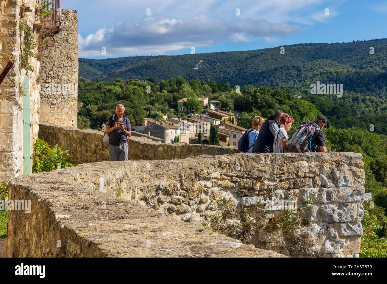 Le mur défensif au sommet d'une colline.Ménerbes est une commune française, située dans le département du Vaucluse et la région Provence-Alpes-Côte d'Azur. Banque D'Images